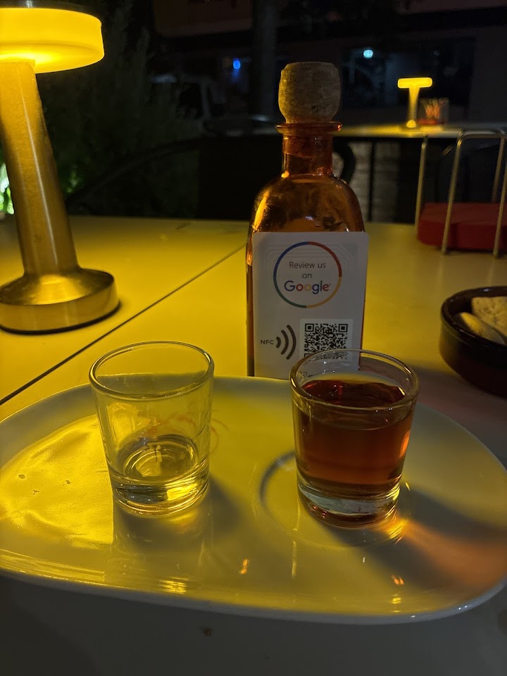 Ambiente nocturno en la terraza de La Embajada Gourmet
